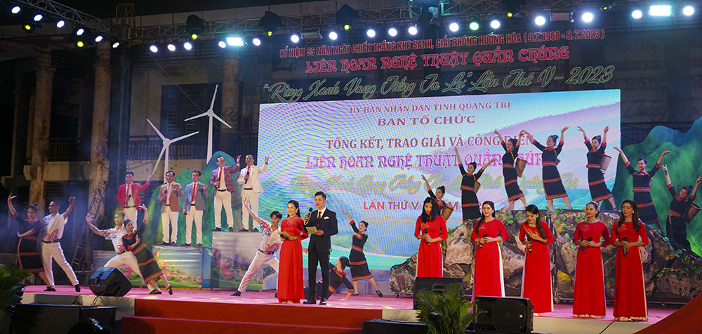 Tiết mục đậm bản sắc d&acirc;n tộc của đo&agrave;n huyện Hướng H&oacute;a